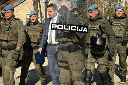 Demonstranti prate Uka po Sarajevu, on na press konferenciju stigao uz veliku policijsku pratnju