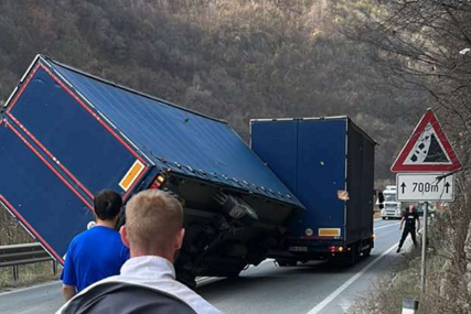 Vjetar prevrnuo prikolicu kamiona u mjestu Vranduk kod Zenice, u toku totalna obustava saobraćaja