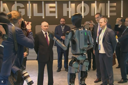 Robot zaplesao pred Putinom: "Pusti moju omiljenu numeru" (VIDEO)