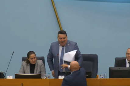 PONOVO BURNO U NSRS: Poslanik gađao papirima Stevandića (VIDEO)