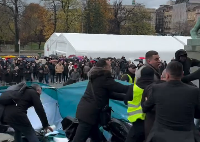 Potpuni haos u Beogradu! Žestok sukob opozicije i "ćacija" nakon pokušaja uklanjanja šatora ispred Skupštine (VIDEO)