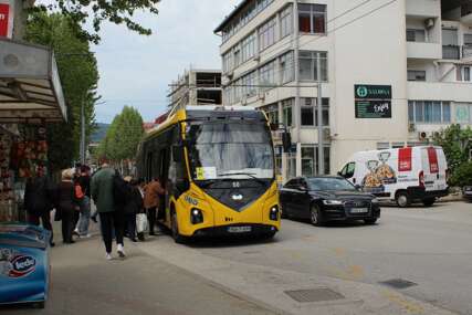 I to je život U TROLEJBUS SA KIŠOBRANOM