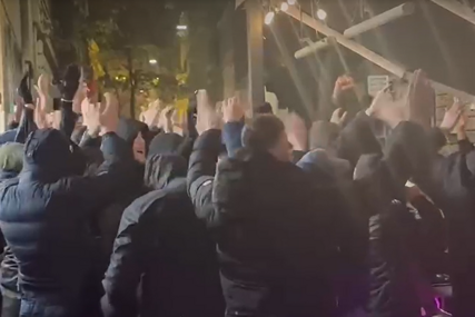 Zagreb: Maskirani mladići pred Srpskim kulturnim centrom zapjevali "O Hrvatska, o Hrvatska, nezavisna država!"