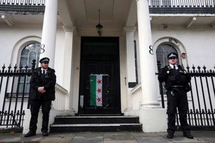 Sirijska zastava ponovo podignuta na ambasadi u Londonu nakon 12 godina