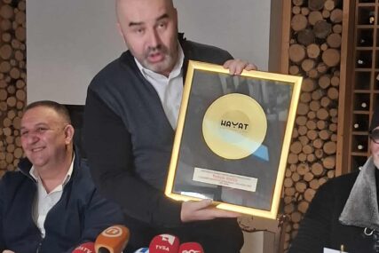 Kemal Hasić predstavio novi singl “Hiljadu je žena” uz veliku promociju u Sarajevu (VIDEO)