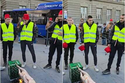 "Ćaci" sa fesovima na glavama pekli prase ispred skupštine u Beogradu