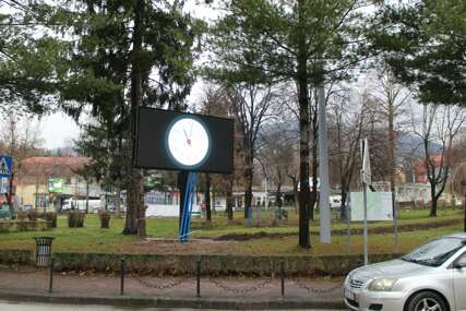 Okom kamere POSTAVLJEN DISPLEJ u centralnoj vogošćanskoj ulici