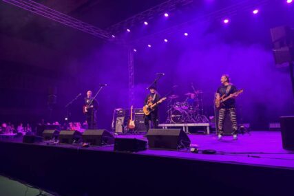 Plavi orkestar priredio spektakl na Gripama, tisuće glasova pjevale od prve do zadnje pjesme
