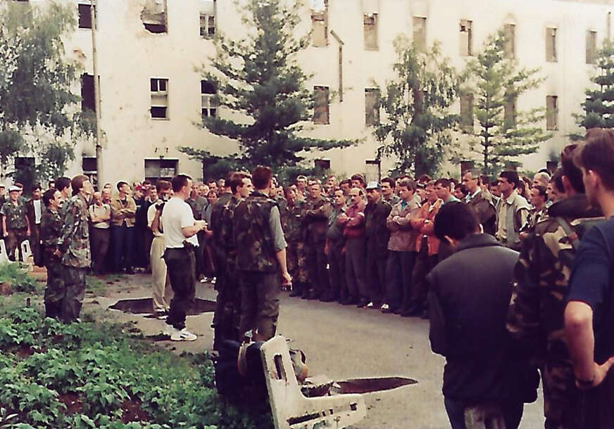 FOTO: PRIPADNICI PRVE SLAVNE 111 VITEŠKE BRIGADE PRED POLAZAK NA IZVRŠENJE BORBENOG ZADATKA