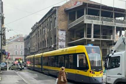 Nesreća u centru Sarajeva: Učestvovala četiri vozila, jedna osoba završila na KCUS-u