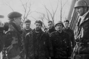 FOTO: VRHOVNI KOMANDANT ALIJA IZETBEGOVIĆ SA BORCIMA PRVE SLAVNE 111 VITEŠKE BRIGADE NA BRDU ZUČ