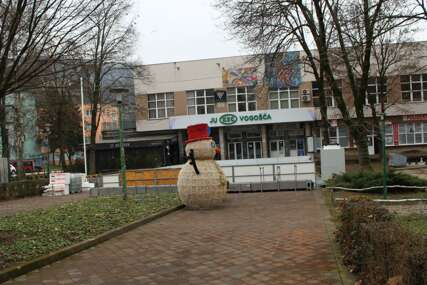 Okom kamere u Vogošći ZAPOČELO POSTAVLJANJE KLIZALIŠTA SA PRAVIM LEDOM