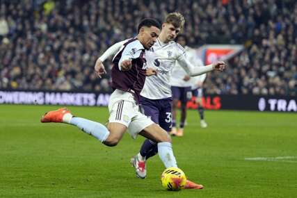 Sjajna Aston Villa porazila United i ostala u vrhu tabele