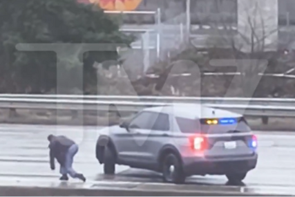 (VIDEO) Scene kao iz video igre: Pješak izvukao iz vozila policajku i ukrao joj službeni automobil