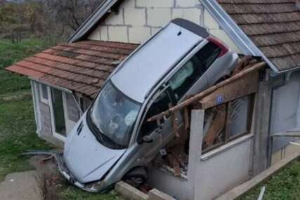 (VIDEO) Automobilom s ceste "sletio" na kuću