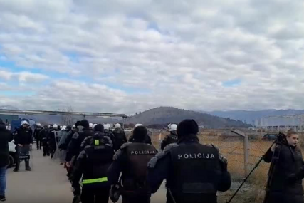 Knežević: "Ovo je jedna od najcrnjih stranica u crnogorskoj historiji"! Postavljena građevinska tabla, policija blokira prilaze