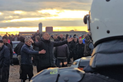 BURNO U KOMŠILUKU BIH: Građani marširaju ulicama, policija priprema suzavac