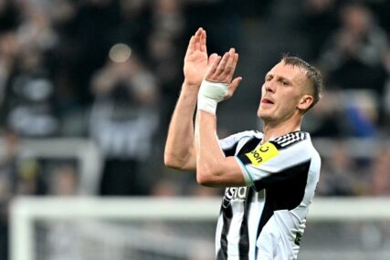 Teška povreda defanzivca Newcastlea, slomljeno rebro probilo mu plućno krilo