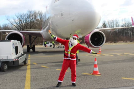 Deda mraz iznenadio sve na tuzlanskom aerodromu