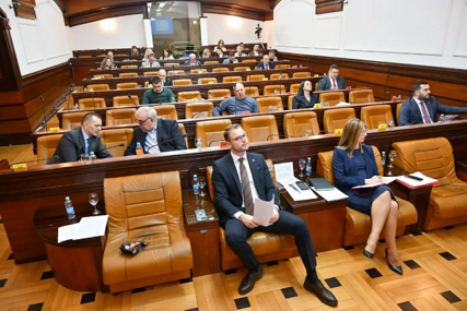 (VIDEO) Sjednica kasnila 40 minuta, Stanivuković: "Ne mogu otići u WC"