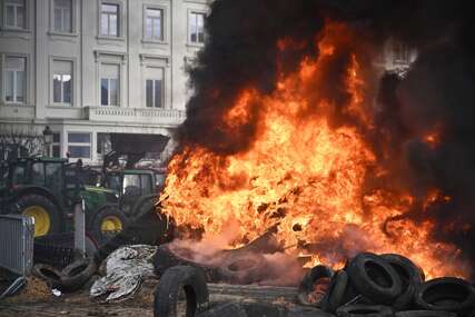 HAOS U BRISELU Slovenski farmeri pridružili se masovnom protestu protiv "Mercosura", policija odgovorila suzavcem i vodenim topovima! (FOTO)