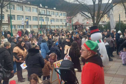 Brojni mališani u Goraždu uživaju u novogodišnjem programu 'Snješkograd'
