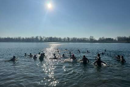 Zagrepčani se kupali na Jarunu na Staru godinu