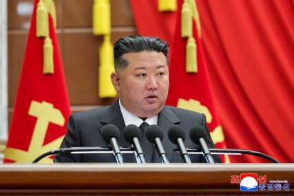 Kim Jong Un kod nuklearne podmornice od 8700 tona: "Svijet nipošto nije miran"