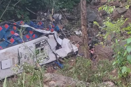 Školski autobus pao u provaliju u Kolumbiji, najmanje 10 poginulih