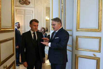 Slika govori više od tisuću riječi: Pogledajte kako su se srdačno pozdravili Macron i Komšić VIDEO