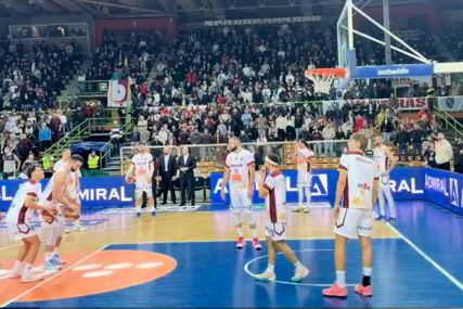 Navijači u Zetri horski otpjevali pjesmu posvećenu legendarnom Mirzi Delibašiću