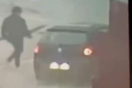 U Sarajevu ukraden Golf 5 ispred pekare, vozač ostavio automobil upaljen VIDEO