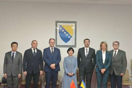 Ambasadorica Li Fan održala zajednički sastanak s članovima Parlamentarne grupe za Aziju