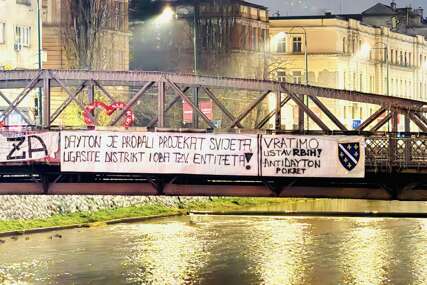 U Sarajevu postavljen transparent: "Dayton je propali projekat svijeta..."