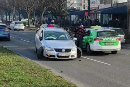 Vozač Passata izazvao haos na Malti i Čengić Vili: Vozio u suprotnom pravcu, udario više vozila pa pobjegao šepajući