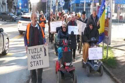 Penzioneri na ulicama Tuzle: Računi, lijekovi i prazni novčanici