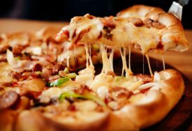 Postani svoj pizza majstor: Tajne savršene domaće pizze kojom ćete oduševiti porodicu!