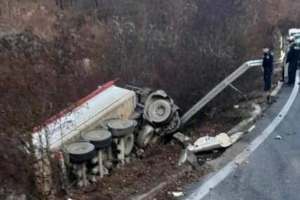 Tragedija u Hercegovini: U prevrtanju kamiona poginuo vozač