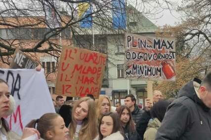 Veliki broj studenata protestuje ispred Vlade KS: "Ne tražimo luksuz već minimum životnih uslova"