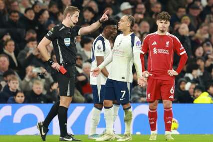 Liverpool bolji od Spursa: Simons udario zvijezdu Redsa nogom i zaradio crveni karton!