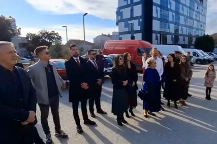 Niko nije očekivao vidjeti Thompsona kako pjeva ispred bolnice, evo kojim povodom (VIDEO)