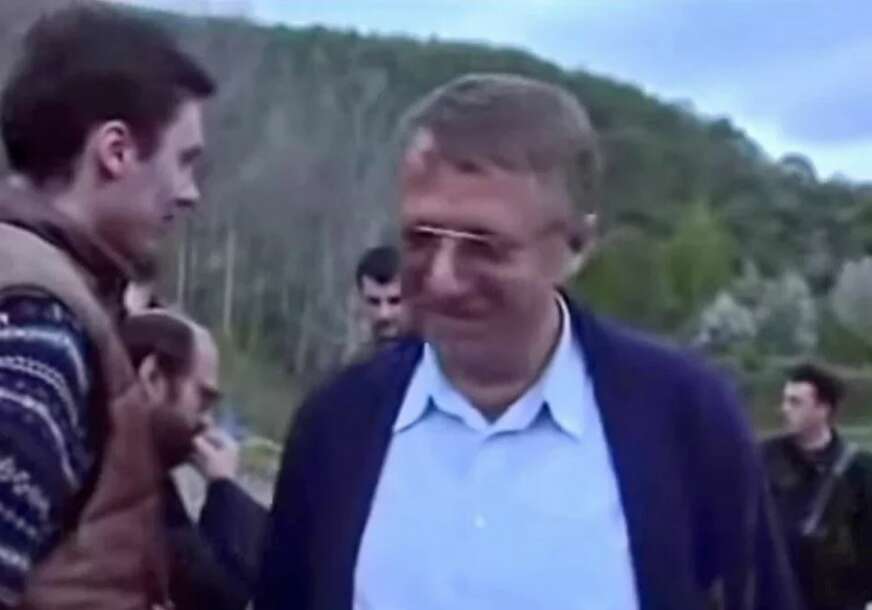 FOTO: PREDSJEDNIK SRBIJE ALEKSANDAR VUČIĆ I HAŠKI OSUĐENIK ZA RATNE ZLOČINE VOJISLAV ŠEŠELJ IZNAD SARAJEVA TOKOM AGERSIJE NA BIH/ARHIVA