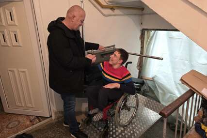 POBJEDA HUMANOSTI Mladi Zejd konačno dobio pristupnu rampu u zgradi (FOTO)
