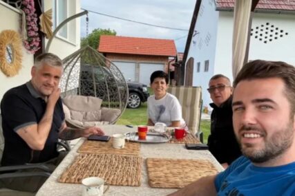 Aca Kos upoznao Čedu sa roditeljima, odveo ga u porodični dom: "Ti činiš moj život mnogo boljim"