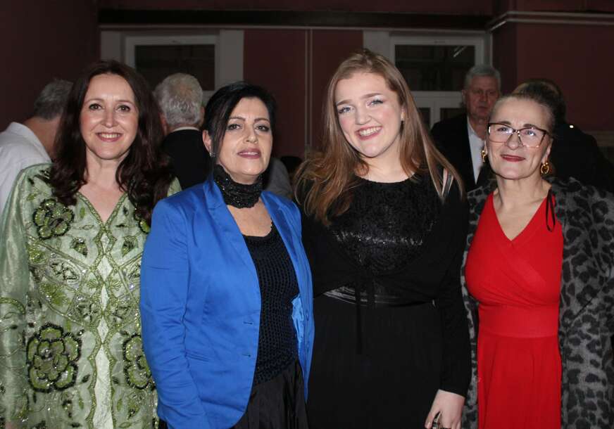 FOTO: SA KOLEGINICAMA IZ UDRUŽENJA LJUBITELJA SEVDAHA SEVDALINKA