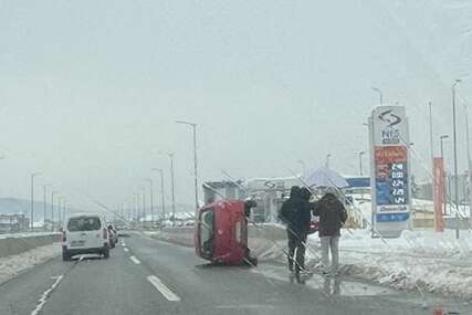 Na cesti Banjaluka - Laktaši: Auto na boku