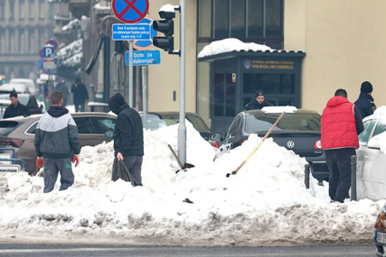POLICIJA NADGLEDA Pet osuđenika KPZ-a Sarajevo čisti snijeg ispred Vrhovnog suda FBiH