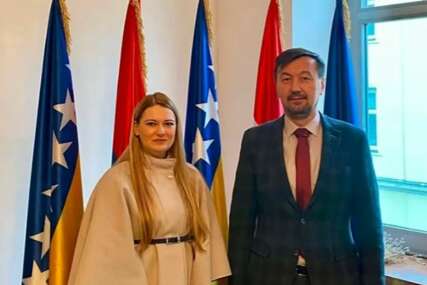 Novi skandal u bh. diplomatiji: U ambasadi BiH u Austriji istaknuta zastava entiteta RS