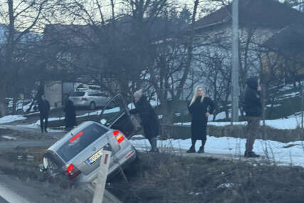 Vogošća: Automobil završio u kanalu