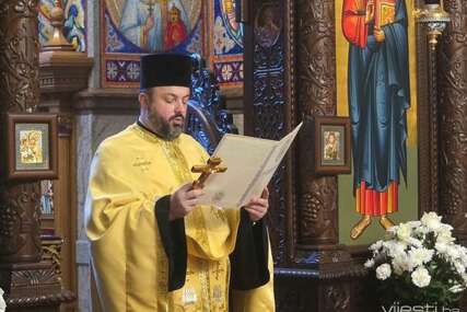 Sveštenik Miniću i ministrima: Ako se u kolo hvatate, onda i igrajte
